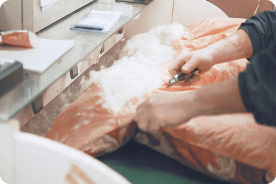 ②羽毛を取り出してしっかり洗います