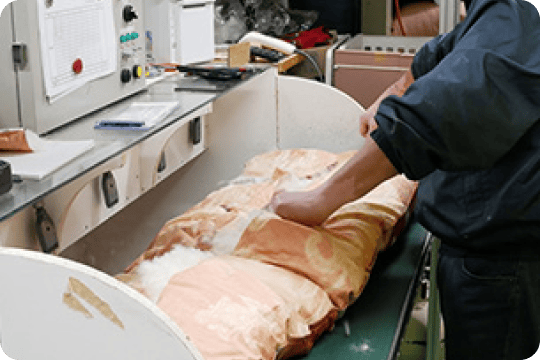 解体し、羽毛を取り出します。同時に総重量を計測します。