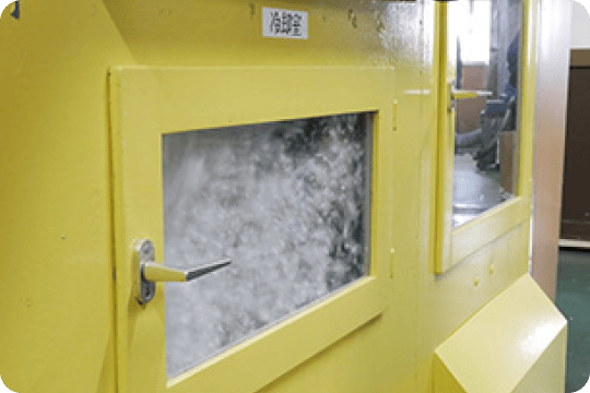 洗浄後、乾燥室、冷却室、撹拌（かくはん）室を経てふくらみを取り戻します。