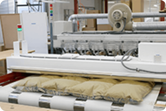 金属探知機で検診し、手作業で検品を行います。