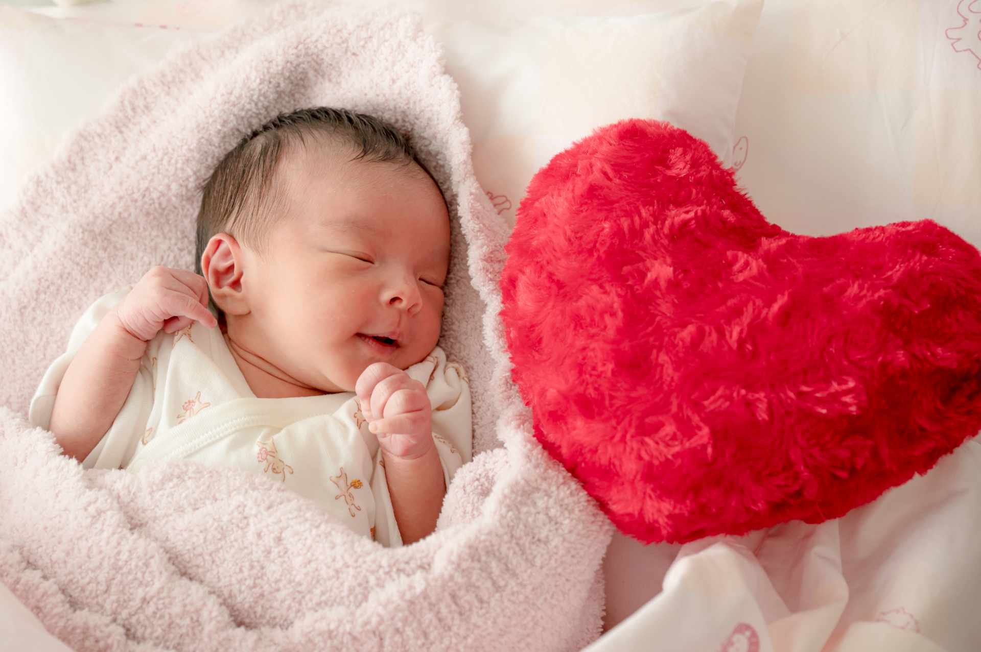 赤ちゃんが笑顔で起きる夜のつくり方｜ママ・パパに知ってほしい乳児の眠りのこと